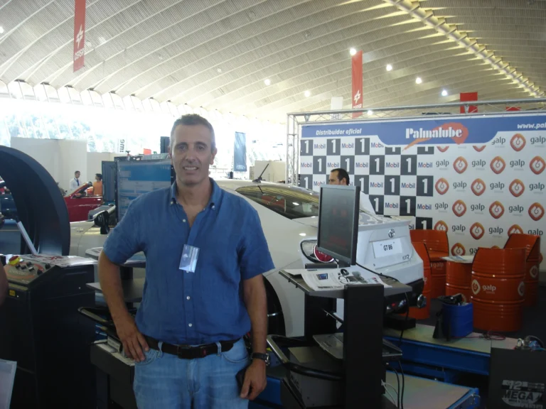 Gustavo Quintana en feria de automoción en Tenerife