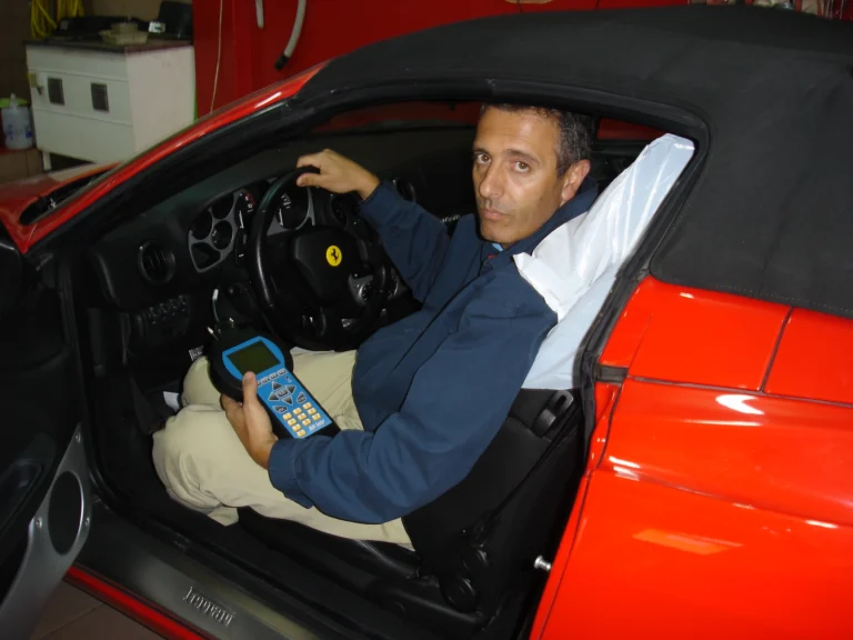 Gustavo Quintana en formación o evento técnico con Motortest Ferrari